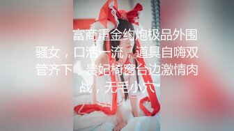 靓女服装店逛街男友在旁敢穿超短裙骚丁前后CD 制服JK学生妹展会做兼职粉色蕾丝内内发现镜头