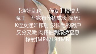 骚货女友想嘴巴含着一个后面插一个