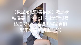 刚见面的小骚货就被我拉进厕所里搞了一会