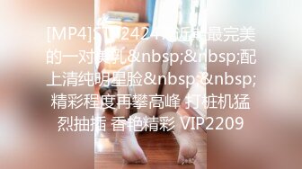 邪恶二人组下药迷翻美女前台带回酒店两个轮流操她的无毛大肥B (1)