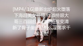 【小性感R】小迷妹户外玩刺激 穿着小西服开档肉丝袜外面豹纹裙子 到商场的厕所里玩道具