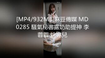 精选美女厕所TP白短袖牛仔裙美女嘘嘘