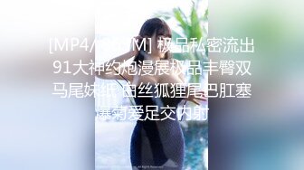 变态偷窥狂房东门缝下偷窥身材不错的女租客纹身少女洗澡换衣全过程