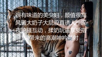 猴急的大貨車司機大叔與情人開房啪啪啪著急把褲子扒下來紅襪子都沒脫就壓上來抽送大叔有點腎虛