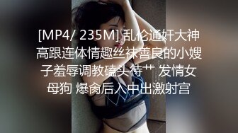 充满诱惑的少妇，黑丝高跟大奶子超级诱人，居家诱惑漏出大奶子夹着AV棒，尿尿自慰道具插逼诱惑的呻吟