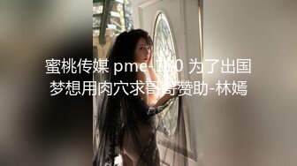 戴眼镜的老熟女私底下这么风流，邀请两炮友到家一起干，两洞齐开爽歪歪！