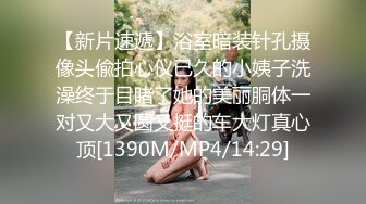 清纯系萝莉兼职学生妹酒店约操，扒掉衣服张开双腿揉搓阴蒂，跪着翘起屁股小穴清晰可见，大屌一下顶入进出爆操水声哗哗