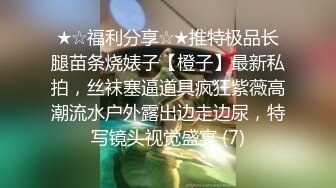 【极品收藏??稀缺摄像头】男主自家卫生间装监控监视美娇妻日常 惊奇发现娇妻和情人鸳鸯浴 深喉跪舔啪啪 非常刺激