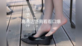 歌厅探花陈先生KTV唱歌啪啪，牛仔短裤龅牙妹子，手伸进衣服摸摸奶子，撩起衣服吸奶舔逼沙发上猛操