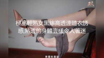 00后眼镜妹和姐妹一起，翘起美臀玻璃棒双洞齐插，一线天馒头肥穴