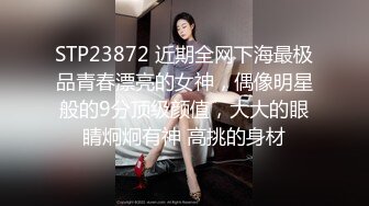 长相文静无毛白虎眼镜妹子道具自慰，撩起裙子露逼跳蛋塞入，按摩器震动阴蒂娇喘，跪在沙发上抬腿从下面震