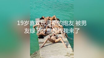 潜入房间发现她在看书