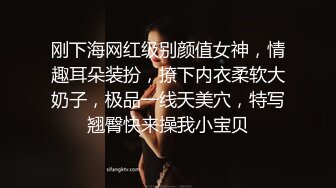 绿发大奶牛穿着碎花裙玩自拍