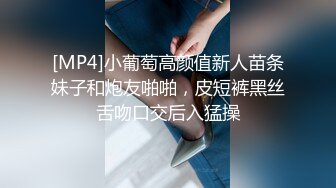 小伙高价网约两个大长腿御姐双飞 ，左拥右抱揉大奶很享受