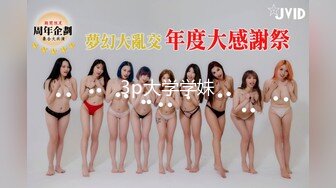 搞笑人妖洗菜的时候性欲来了各种瓜往嘴里放型男来了直接吃鸡巴过瘾厨房里大干菊花