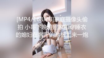 大奶美女,菊花塞着肛塞被大肉棒无套后入