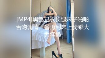 摄像头盗摄 妈妈看着刚刚放学回家的儿子主动给儿子吃鸡鸡 表示奖励