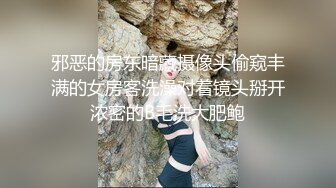 绿帽老公偷窥视角，躲在洗手间看老婆被单男操