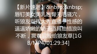 哺乳期良家小奶妈自己一个人在家漏着奶子做饭给狼友看，奶子自己往外流互动撩骚掰开看逼