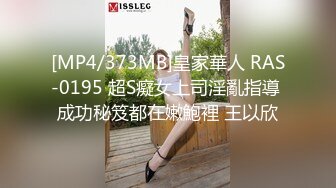 [MP4/ 351M] 性感红唇骚女两男一女淫乱啪啪，非常迫不及待快过来呀，双屌左右一起交还说真好吃