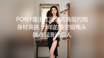 迷人诱惑黑色连衣裙人妖舞动身材玩性感勾引骚妇相互爱抚接吻蹲下吃屌和猛男玩激情3P爱爱