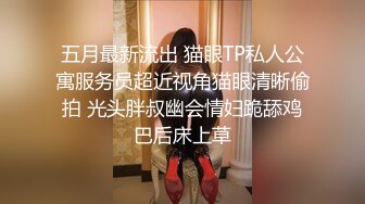 折扣店撩腿挑鞋亮騷白裙肉絲美婦,內內走光了