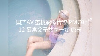 《极品CP魔手外购》经济型集体公寓女厕三机位全景偸拍各种学生和上班族小姐姐熟女方便，意外收获小情侣厕所躺平造爱1