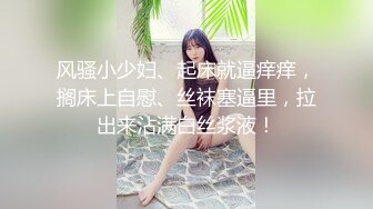 科技楼蹲守 很漂亮的红唇美女 抽着小烟玩着手机 非常的惬意