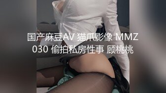 小情侣边喝啤酒边吃卤串来嗨皮