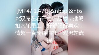 长相可爱的丸子头妹子，巨乳白皙奶，一黑一白