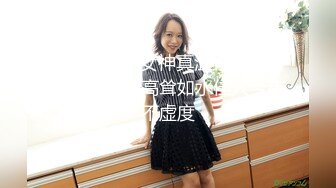 演出后台更衣室偷拍 身材不错的妹子换衣服,脱光衣服后还往胳肢窝喷香水，讲究人