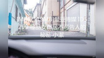 户外刺激两个白富美在早茶闹市跳蛋自慰 鲜鲍溢出白色淫汁 周围都是一群人在唠嗑 偷偷潮吹喷了一地淫水太刺激了