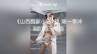 校园女厕蹲守红衣白裤人字拖女神妹,鲜红精致的穴肉让人直流口水