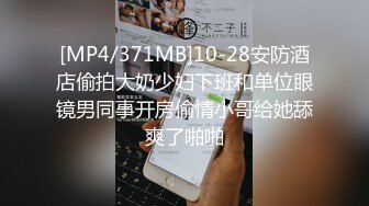 母狗趴着接受大鸡吧3p