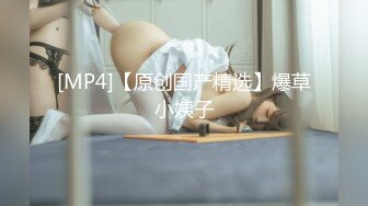 空乘学院 羽绒服长发美女鼓鼓的馒头逼露出里面的粉肉