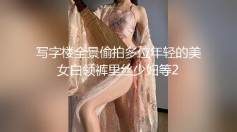 奶子不大内裤都没脱就忙着自拍