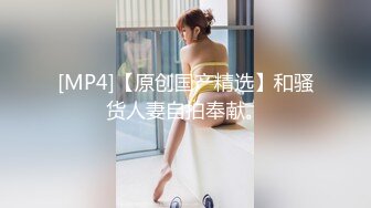 [MP4/ 686M] 珠光宝气戴名表开豪车的富姐晚上和两个猛男野外3P