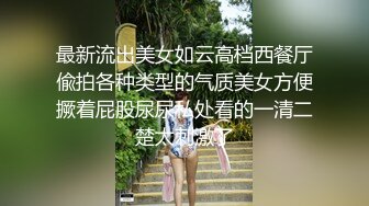 丰满少妇手持震动棒方便插入