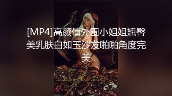 爬窗偷窥隔壁漂亮小少妇洗香香