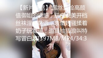 搞沐足女眼镜佬快餐干熟女，张开双腿直接操，没几下就射了速度走人