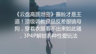 小骚货跪着口交