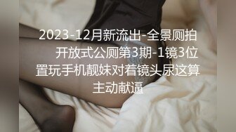 金发女郎做了一个深口交，然后站起来后入式，并得到了鞭子。