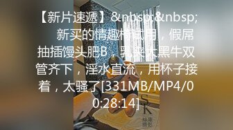 居家小情侣出租屋中直播赚钱，露脸啪啪，先调情再慢慢进入状态，女上位狠狠无套啪啪