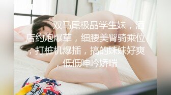 女上位骑乘的熟女，表情真是销魂，无套玩操