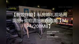 【网黄太子3p】帅气鲜肉骚狗,吃两双臭脚被浇尿,两根鸡巴轮奸烂逼(上) 