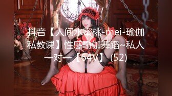 [MP4/ 685M] 两女一男小少妇户外野战路边交后入，搞一会来人回车上，手指扣逼掰穴特写