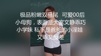 年轻粉嫩的极品小妹露脸让小哥镜头前玩弄给狼友看，乖巧听话揉奶玩逼，跳弹摩擦阴蒂骚穴