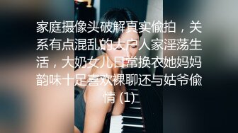 烧烤店两个妹子吃宵夜小伙忍不住扒开她们裹胸