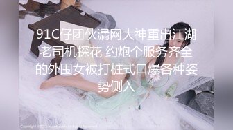 万达超市小脸妹妹服务员，身材娇小温柔型的眼镜女孩，工作不忙来上厕所，我拍下了她的小粉穴。