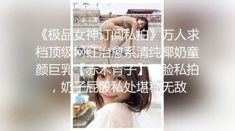 亚洲女孩与她的毛茸茸的猫擦公鸡，让他暨在内裤